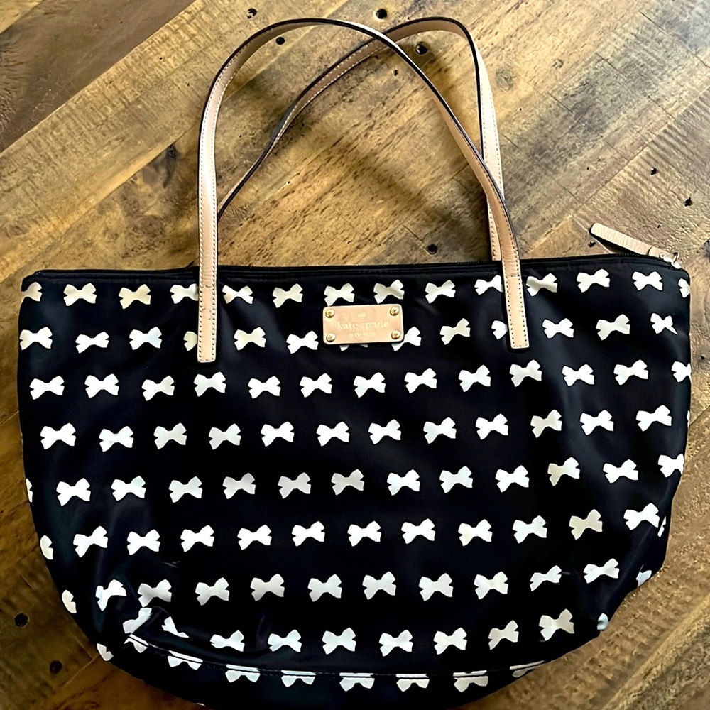 Cute kate spade purse with bows 🎀